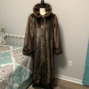 EUC Donna Salyers’ Fabulous Furs Full Length Faux Fur Coat Size Small